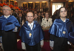 Miguel Valcárcel, acompañado por Miguel de la Guardia y Pilar Campins.